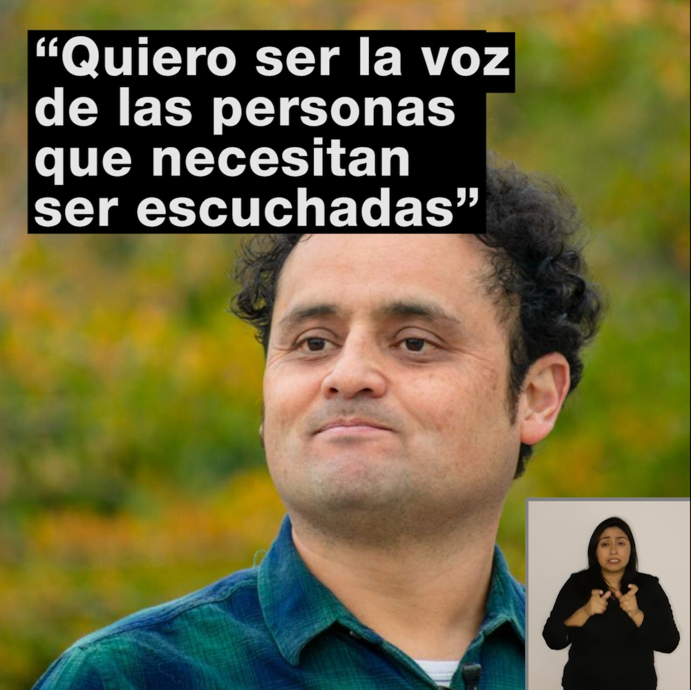 Foto de hombre joven, pelo crespo, sonriendo con la frase de "Quiero ser la voz de las personas que necesitan ser escuchadas"