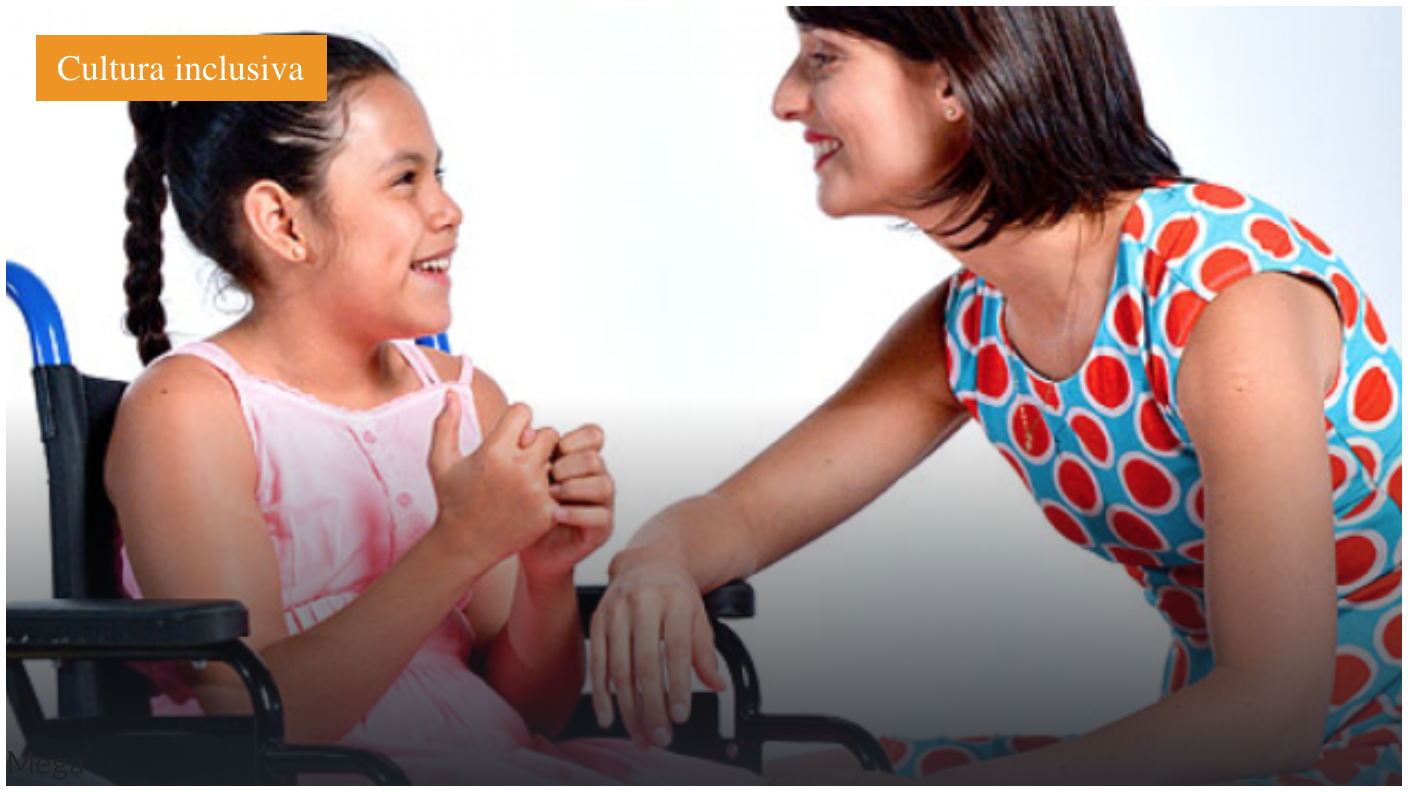 una niña en silla de ruedas sonriendo con una mujer al frente